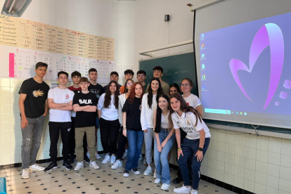 Foto de grup dels estudiants de batxillerat i ESO que han participat en aquesta iniciativa.