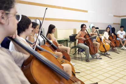 Los alumnos estrenaron ayer las clases en las aulas de la Escola Jaume Balmes al no poder disponer del habitual edificio de la Universitat ante las próximas obras de reforma.