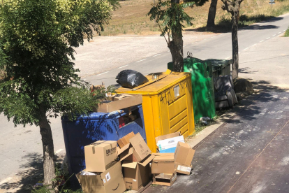 Imagen de la acumulación de basuras en una isla de contenedores de Sant Guim de la Plana. 