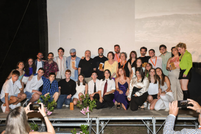Foto final el domingo en el escenario en la colegiata de Sant Pere de Àger con los ganadores de las diversas categorías del festival, los miembros del jurado y los organizadores.