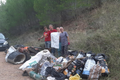 Voluntarios recogiendo basura en el lecho del pantano de Oliana.