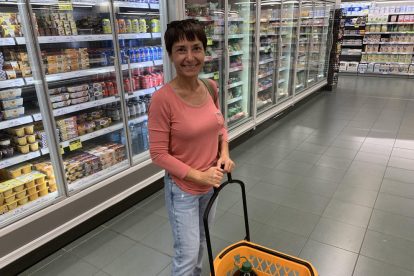 Clientes comprando en un supermercado de Lleida esta semana.