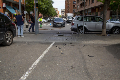 Un turisme va perdre el control i va destrossar el banc d’una parada d’autobusos on hi havia un home.