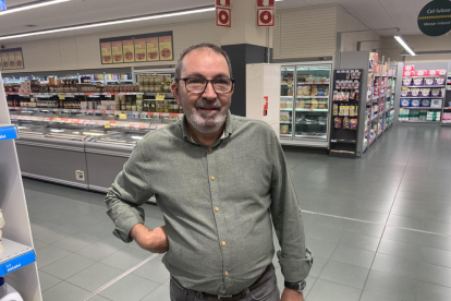 Clientes comprando en un supermercado de Lleida esta semana.