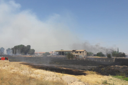 L’incendi es va originar al costat de Ciutat Jardí, a prop d’aquesta casa abandonada i de l’església de Montserrat.