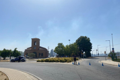 L’incendi es va originar al costat de Ciutat Jardí, a prop d’aquesta casa abandonada i de l’església de Montserrat.