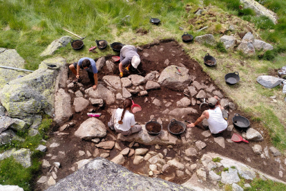 Membres del Grup d’Arqueologia de l’Alta Muntanya de la UAB-CSIC, en plena excavació al jaciment de l’Abric del Portarró.