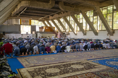 Centenars de musulmans van assistir ahir a l’última pregària al Palau de Vidre i avui es traslladaran al pavelló 4, on passaran l’estiu.