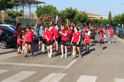 Tot just acabar el partit, les jugadores de l’Alpicat van mostrar la seua alegria per un ascens històric a l’elit després de rebre la Copa de campiones.