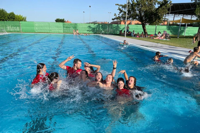 Tot just acabar el partit, les jugadores de l’Alpicat van mostrar la seua alegria per un ascens històric a l’elit després de rebre la Copa de campiones.