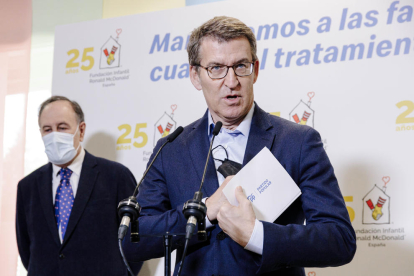 El president del PP, Alberto Núñez Feijóo, intervé durant la seua visita a la Casa Ronald McDonald.