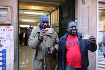 L'Ibrahim Cante i un amic que han estat premiats a Olot amb el segon premi de loteria de Nadal