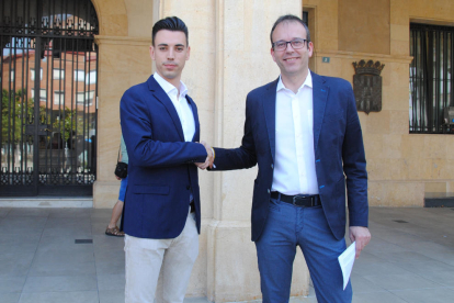 Ricart i González van firmar ahir el pacte de govern entre el PSC i Treballem a Balaguer.