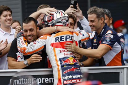 Marc Márquez celebra amb membres del seu equip haver aconseguit la pole després de tres anys.
