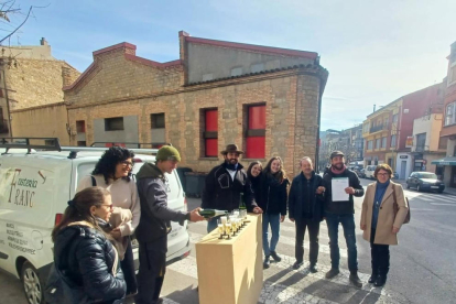 Miembros de la entidad celebraron ayer la compra del antiguo teatro en La Pobla de Segur por la mañana (izquierda) y por la tarde, en Tremp.