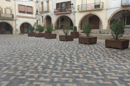 La plaza Major de L’Albi completamente inundada el 22 de octubre de 2019 (en la imagen izquierda) y su aspecto actual tras las obras de mejora que se han ejecutado. 