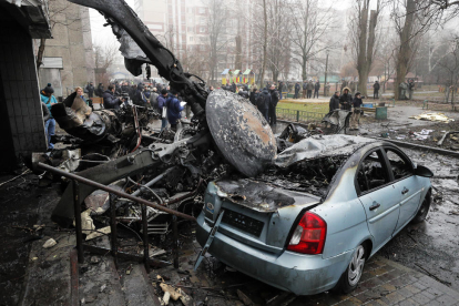 Restos del helicóptero estrellado cerca de una guardería en la ciudad de Brovary, en la región de Kyiv.