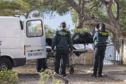 Agents de la Guàrdia Civil després de rescatar el cos sense vida de la dona, que tenia 56 anys.