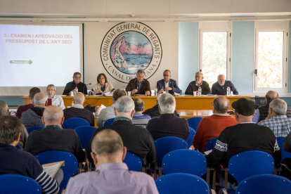 Asamblea de regantes del Canal de Pinyana ayer en Lleida. 