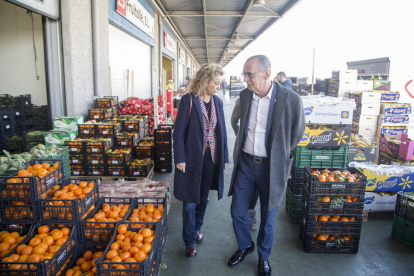 L’alcalde, Miquel Pueyo, i la regidora de Comerç, Marta Gispert, van visitar ahir el Mercat Central de Fruites i Verdures de Lleida.