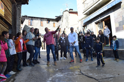 Veïns de Ger celebrant ahir amb cava el segon premi de la Loteria de Nadal.