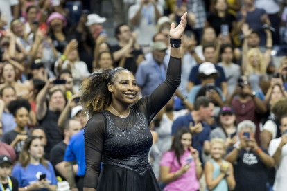 Serena Williams saluda l’afició després de la victòria.