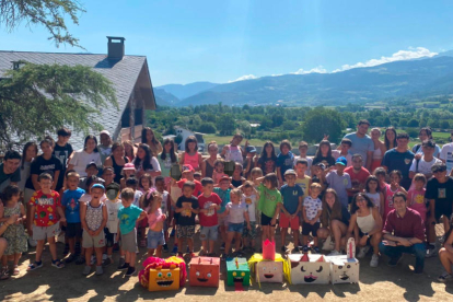 Foto de família dels nens i nenes del casal d’estiu de la Seu amb l’alcalde, Joan Barrera.