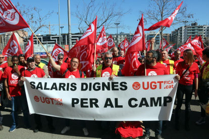 Miembros de UGT protestando  delante la sede de Unió de Pagesos de Lleida