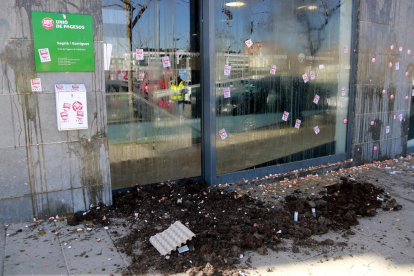 Restos de tierra y de huevos rotos en la entrada de la sede de Unió de Pagesos de Lleida