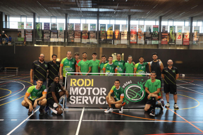 Jugadores y técnicos del Balàfia Vòlei, ayer antes de iniciar su primer entrenamiento de la temporada.