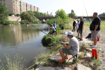 Los jóvenes participantes pudieron practicar la pesca en la margen izquierda de la canalización del río Segre. 