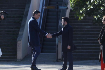 El presidente del Gobierno, Pedro Sánchez, y el presidente de la Generalitat, Pere Aragonès, se saludan antes de la Cumbre Hispano-Francesa que se celebra en el MNAC en Barcelona.