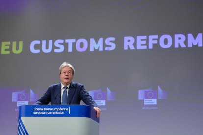 El comissari europeu d'Economia, Paolo Gentiloni, explica en roda de premsa la reforma de la Unió Duanera de la UE.