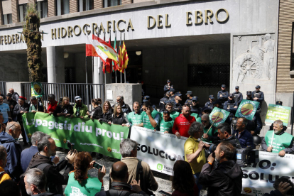 Protesta d'UP dimarts davant de la CHE a Saragossa.