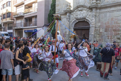 Danses a Solsona en honor a les persones que han lluitat contra els incendis - A Solsona, les danses tradicionals es van dedicar a totes les persones “que han lluitat per defensar i protegir la nostra comarca del foc”, tal com va indicar l’Ag ...