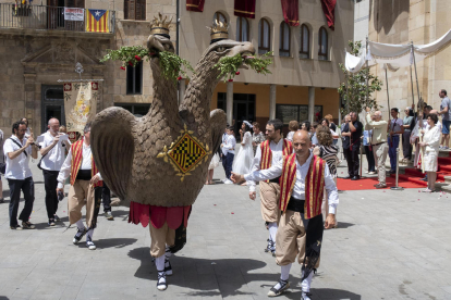 Danses a Solsona en honor a les persones que han lluitat contra els incendis - A Solsona, les danses tradicionals es van dedicar a totes les persones “que han lluitat per defensar i protegir la nostra comarca del foc”, tal com va indicar l’Ag ...