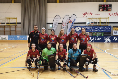 Las jugadoras del Alpicat antes de arrancar el partido de ayer en la pista del Gijón.