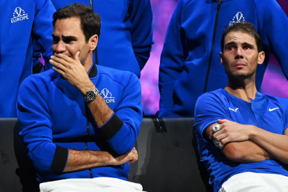 Roger Federer y Rafa Nadal lloran emocionados el pasado viernes tras el último partido del suizo.