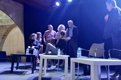 Carla Simón y Arnau Vilaró durante la presentación ayer del libro de ‘Alcarràs’ en el Café del Teatre. 