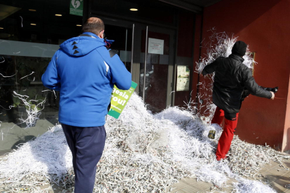 Pagesos i ramaders convocats per Unió de Pagesos tiren papers triturats davant dels serveis territorials del Departament d'Acció Climàtica, Alimentació i Agenda Rural a Lleida per denunciar l'excés de càrrega