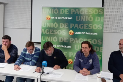 El coordinador nacional de Unió de Pagesos, Joan Caball, con otros miembros del sindicato durante una rueda de prensa en Lleida.