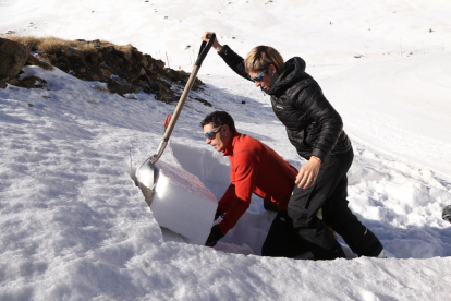 Treballadors de Tavascan fent blocs de neu a la zona alta de l'estació.
