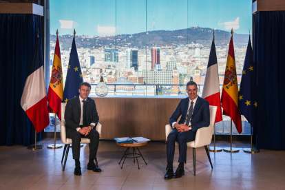 Els presidents Pedro Sánchez i Emmanuel Macron, durant la reunió en el marc de la cimera hispano-francesa al MNAC.