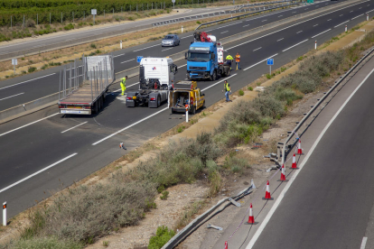 Estat en el qual van quedar el tràiler i la barrera de seguretat després de l’accident.