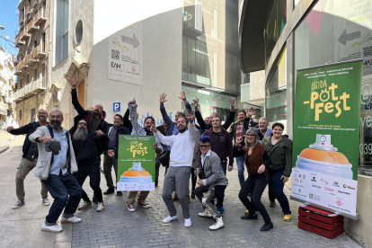 Foto de grupo de los organizadores y colaboradores del _potFest, ayer durante su presentación. 