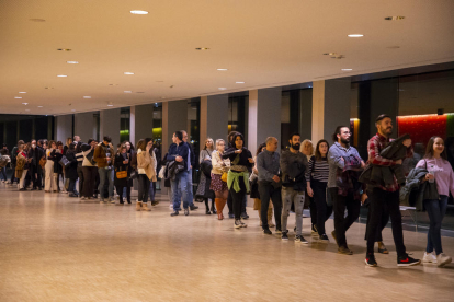 Cues de públic, ahir al hall del Teatre de la Llotja per assistir a l’enregistrament de ‘Curraràs’.