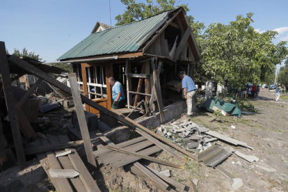 Una casa destruida por los bombardeos ruso en la ciudad ucraniana de Bajmut.