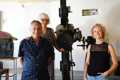 Los descendientes de Cal Marina, que aún la gestionan, con el mítico proyector de la sala ubicada en Anglesola.