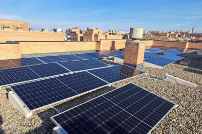 Panells solars instal·lats a la coberta de blocs de pisos de Lleida.