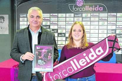Albert Aliaga i Laura Estadella, responsable de comunicació del club, a la presentació de la campanya.